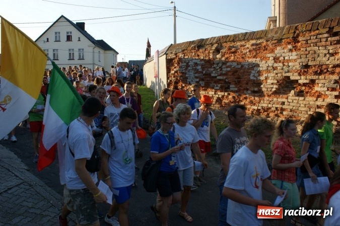 Zdjęcie w galerii na portalu naszraciborz.pl: Samborowice sercem z pielgrzymami z Włoch wiadomości z regionu