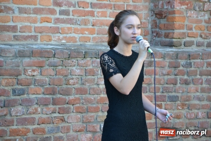 Zdjęcie w galerii na portalu naszraciborz.pl: Wokaliści zespołu Miraż wystąpili na zamku. Wśród nich Kamil Klimek, który będzie śpiewał dla papieża w Krakowie wiadomości z regionu