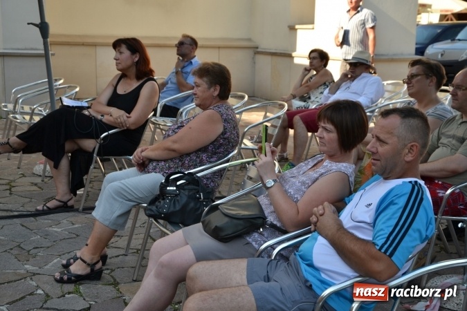 Zdjęcie w galerii na portalu naszraciborz.pl: Wokaliści zespołu Miraż wystąpili na zamku. Wśród nich Kamil Klimek, który będzie śpiewał dla papieża w Krakowie wiadomości z regionu