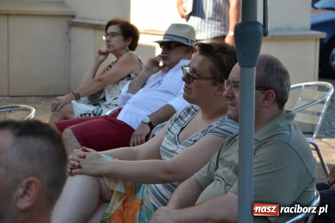 Zdjęcie w galerii na portalu naszraciborz.pl: Wokaliści zespołu Miraż wystąpili na zamku. Wśród nich Kamil Klimek, który będzie śpiewał dla papieża w Krakowie wiadomości z regionu