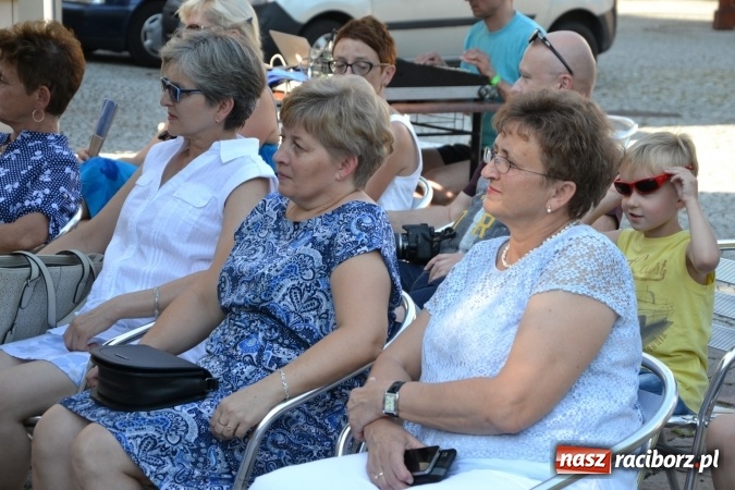 Zdjęcie w galerii na portalu naszraciborz.pl: Wokaliści zespołu Miraż wystąpili na zamku. Wśród nich Kamil Klimek, który będzie śpiewał dla papieża w Krakowie wiadomości z regionu