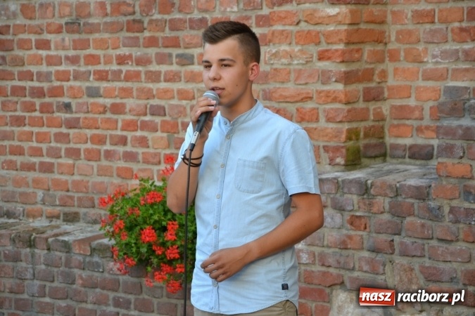 Zdjęcie w galerii na portalu naszraciborz.pl: Wokaliści zespołu Miraż wystąpili na zamku. Wśród nich Kamil Klimek, który będzie śpiewał dla papieża w Krakowie wiadomości z regionu