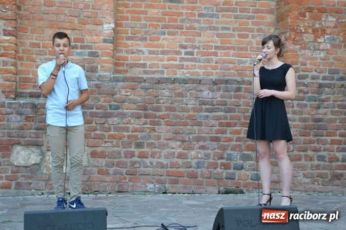 Zdjęcie w galerii na portalu naszraciborz.pl: Wokaliści zespołu Miraż wystąpili na zamku. Wśród nich Kamil Klimek, który będzie śpiewał dla papieża w Krakowie wiadomości z regionu