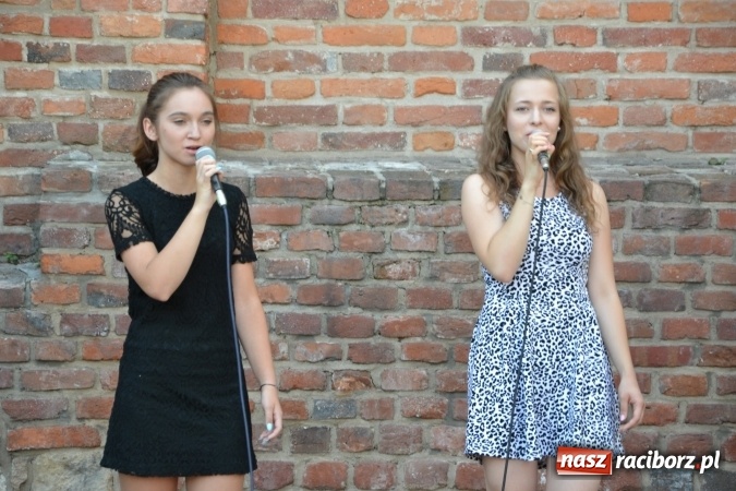 Zdjęcie w galerii na portalu naszraciborz.pl: Wokaliści zespołu Miraż wystąpili na zamku. Wśród nich Kamil Klimek, który będzie śpiewał dla papieża w Krakowie wiadomości z regionu