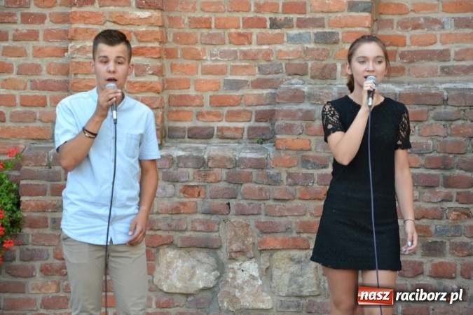 Zdjęcie w galerii na portalu naszraciborz.pl: Wokaliści zespołu Miraż wystąpili na zamku. Wśród nich Kamil Klimek, który będzie śpiewał dla papieża w Krakowie wiadomości z regionu