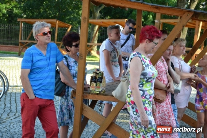 Zdjęcie w galerii na portalu naszraciborz.pl: Wokaliści zespołu Miraż wystąpili na zamku. Wśród nich Kamil Klimek, który będzie śpiewał dla papieża w Krakowie wiadomości z regionu