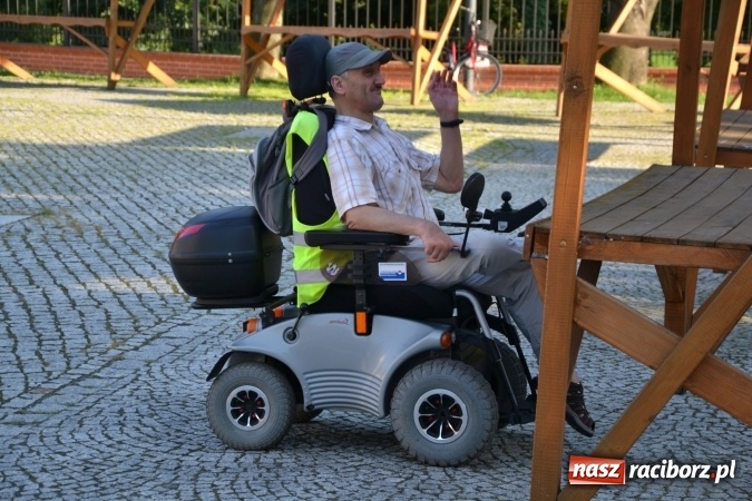 Zdjęcie w galerii na portalu naszraciborz.pl: Wokaliści zespołu Miraż wystąpili na zamku. Wśród nich Kamil Klimek, który będzie śpiewał dla papieża w Krakowie wiadomości z regionu