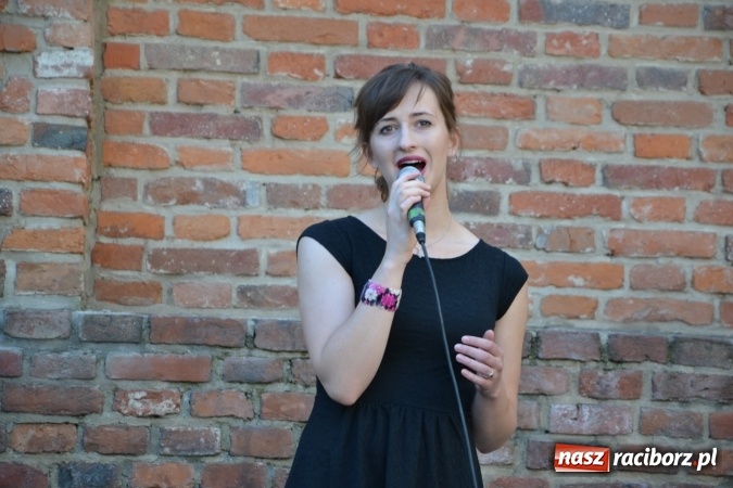 Zdjęcie w galerii na portalu naszraciborz.pl: Wokaliści zespołu Miraż wystąpili na zamku. Wśród nich Kamil Klimek, który będzie śpiewał dla papieża w Krakowie wiadomości z regionu