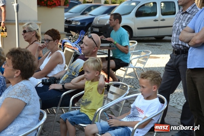 Zdjęcie w galerii na portalu naszraciborz.pl: Wokaliści zespołu Miraż wystąpili na zamku. Wśród nich Kamil Klimek, który będzie śpiewał dla papieża w Krakowie wiadomości z regionu