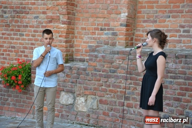 Zdjęcie w galerii na portalu naszraciborz.pl: Wokaliści zespołu Miraż wystąpili na zamku. Wśród nich Kamil Klimek, który będzie śpiewał dla papieża w Krakowie wiadomości z regionu