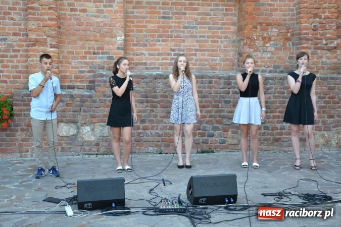Zdjęcie w galerii na portalu naszraciborz.pl: Wokaliści zespołu Miraż wystąpili na zamku. Wśród nich Kamil Klimek, który będzie śpiewał dla papieża w Krakowie wiadomości z regionu