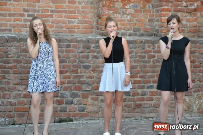 Zdjęcie w galerii na portalu naszraciborz.pl: Wokaliści zespołu Miraż wystąpili na zamku. Wśród nich Kamil Klimek, który będzie śpiewał dla papieża w Krakowie wiadomości z regionu