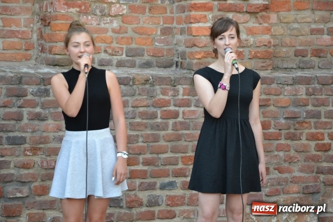 Zdjęcie w galerii na portalu naszraciborz.pl: Wokaliści zespołu Miraż wystąpili na zamku. Wśród nich Kamil Klimek, który będzie śpiewał dla papieża w Krakowie wiadomości z regionu