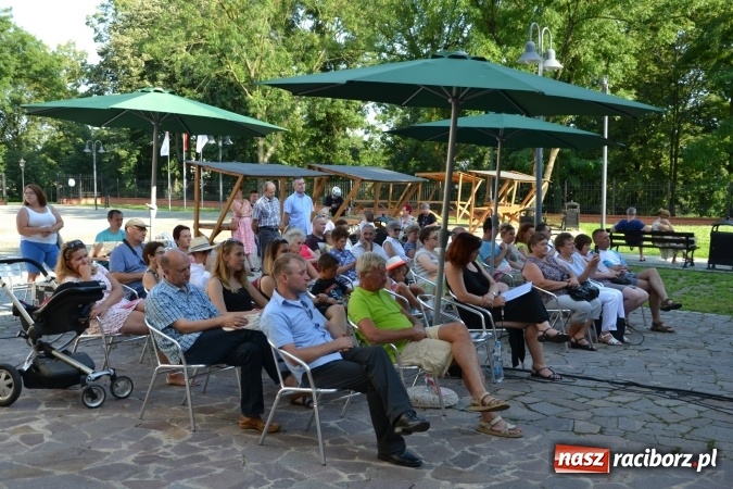 Zdjęcie w galerii na portalu naszraciborz.pl: Wokaliści zespołu Miraż wystąpili na zamku. Wśród nich Kamil Klimek, który będzie śpiewał dla papieża w Krakowie wiadomości z regionu