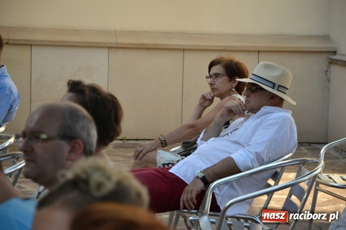 Zdjęcie w galerii na portalu naszraciborz.pl: Wokaliści zespołu Miraż wystąpili na zamku. Wśród nich Kamil Klimek, który będzie śpiewał dla papieża w Krakowie wiadomości z regionu