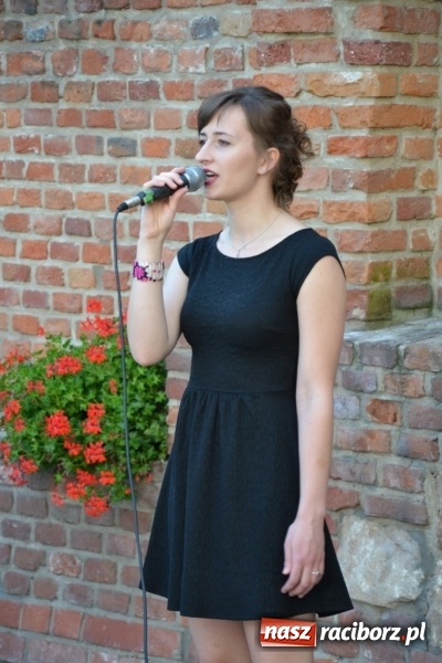 Zdjęcie w galerii na portalu naszraciborz.pl: Wokaliści zespołu Miraż wystąpili na zamku. Wśród nich Kamil Klimek, który będzie śpiewał dla papieża w Krakowie wiadomości z regionu