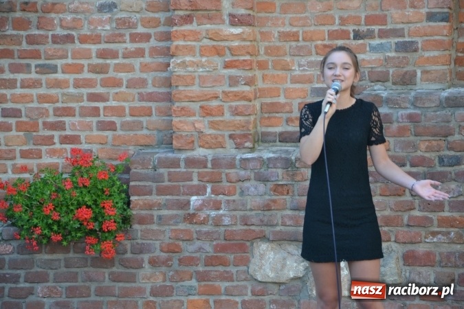 Zdjęcie w galerii na portalu naszraciborz.pl: Wokaliści zespołu Miraż wystąpili na zamku. Wśród nich Kamil Klimek, który będzie śpiewał dla papieża w Krakowie wiadomości z regionu