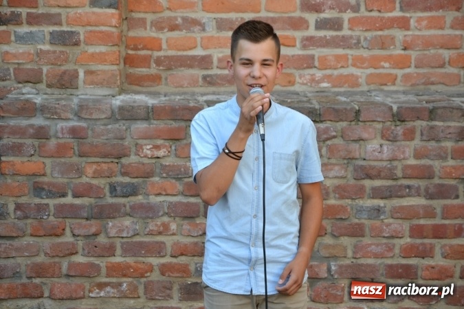 Zdjęcie w galerii na portalu naszraciborz.pl: Wokaliści zespołu Miraż wystąpili na zamku. Wśród nich Kamil Klimek, który będzie śpiewał dla papieża w Krakowie wiadomości z regionu