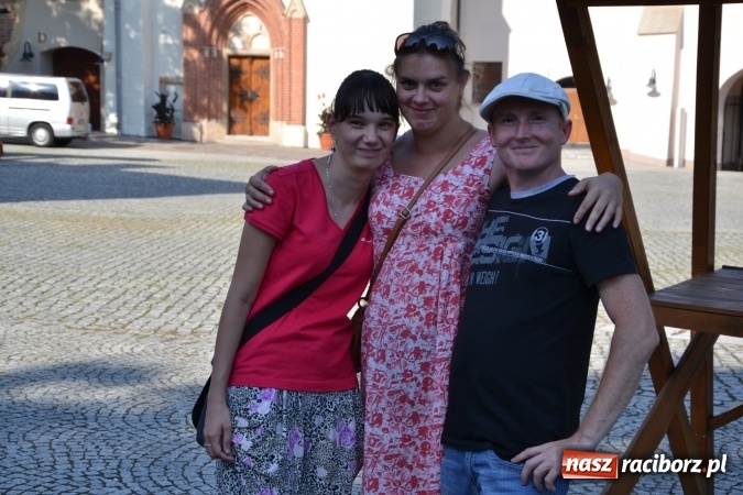 Zdjęcie w galerii na portalu naszraciborz.pl: Wokaliści zespołu Miraż wystąpili na zamku. Wśród nich Kamil Klimek, który będzie śpiewał dla papieża w Krakowie wiadomości z regionu