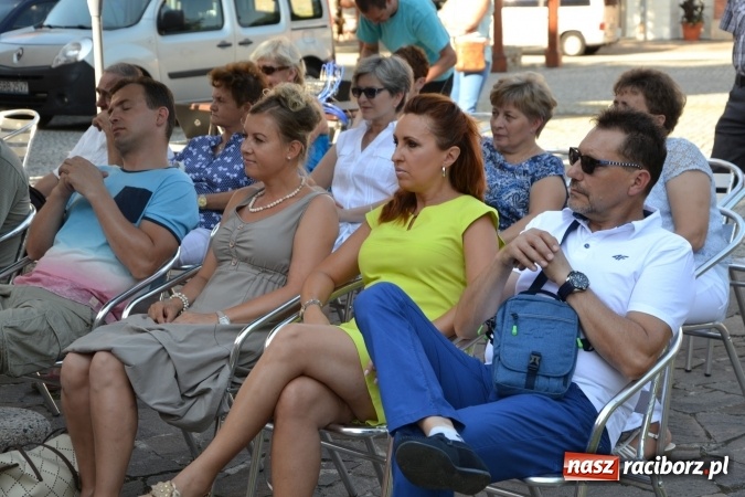 Zdjęcie w galerii na portalu naszraciborz.pl: Wokaliści zespołu Miraż wystąpili na zamku. Wśród nich Kamil Klimek, który będzie śpiewał dla papieża w Krakowie wiadomości z regionu