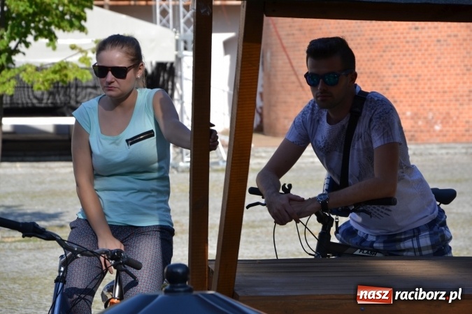 Zdjęcie w galerii na portalu naszraciborz.pl: Wokaliści zespołu Miraż wystąpili na zamku. Wśród nich Kamil Klimek, który będzie śpiewał dla papieża w Krakowie wiadomości z regionu