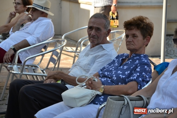 Zdjęcie w galerii na portalu naszraciborz.pl: Wokaliści zespołu Miraż wystąpili na zamku. Wśród nich Kamil Klimek, który będzie śpiewał dla papieża w Krakowie wiadomości z regionu