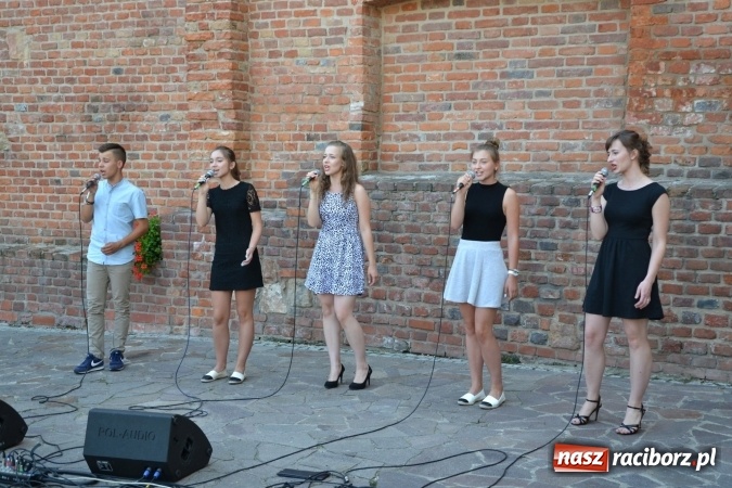 Zdjęcie w galerii na portalu naszraciborz.pl: Wokaliści zespołu Miraż wystąpili na zamku. Wśród nich Kamil Klimek, który będzie śpiewał dla papieża w Krakowie wiadomości z regionu