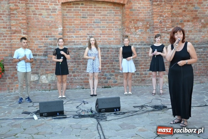 Zdjęcie w galerii na portalu naszraciborz.pl: Wokaliści zespołu Miraż wystąpili na zamku. Wśród nich Kamil Klimek, który będzie śpiewał dla papieża w Krakowie wiadomości z regionu
