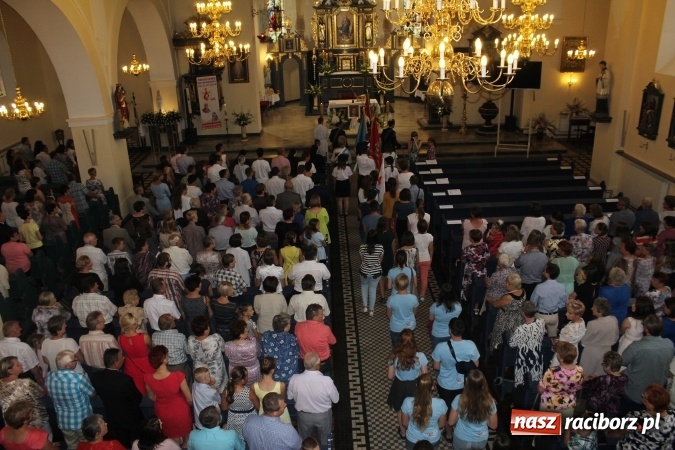 Zdjęcie w galerii na portalu naszraciborz.pl: Światowe Dni Młodzieży. Brzezie gościnne dla pielgrzymów. Proboszcz wygłosił kazanie po włosku wiadomości z regionu