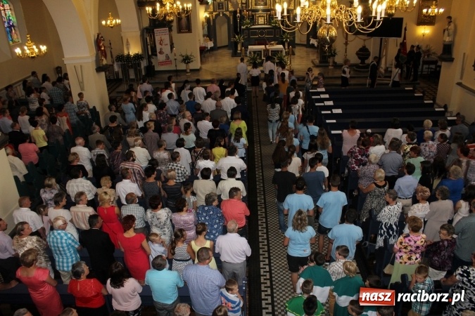 Zdjęcie w galerii na portalu naszraciborz.pl: Światowe Dni Młodzieży. Brzezie gościnne dla pielgrzymów. Proboszcz wygłosił kazanie po włosku wiadomości z regionu