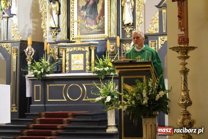 Zdjęcie w galerii na portalu naszraciborz.pl: Światowe Dni Młodzieży. Brzezie gościnne dla pielgrzymów. Proboszcz wygłosił kazanie po włosku wiadomości z regionu