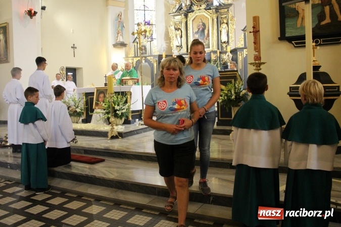 Zdjęcie w galerii na portalu naszraciborz.pl: Światowe Dni Młodzieży. Brzezie gościnne dla pielgrzymów. Proboszcz wygłosił kazanie po włosku wiadomości z regionu