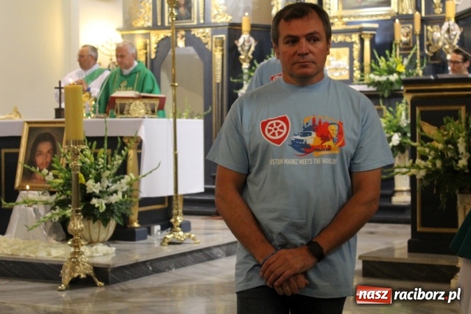 Zdjęcie w galerii na portalu naszraciborz.pl: Światowe Dni Młodzieży. Brzezie gościnne dla pielgrzymów. Proboszcz wygłosił kazanie po włosku wiadomości z regionu