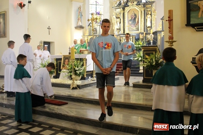 Zdjęcie w galerii na portalu naszraciborz.pl: Światowe Dni Młodzieży. Brzezie gościnne dla pielgrzymów. Proboszcz wygłosił kazanie po włosku wiadomości z regionu