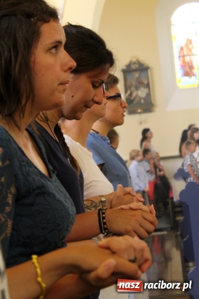 Zdjęcie w galerii na portalu naszraciborz.pl: Światowe Dni Młodzieży. Brzezie gościnne dla pielgrzymów. Proboszcz wygłosił kazanie po włosku wiadomości z regionu