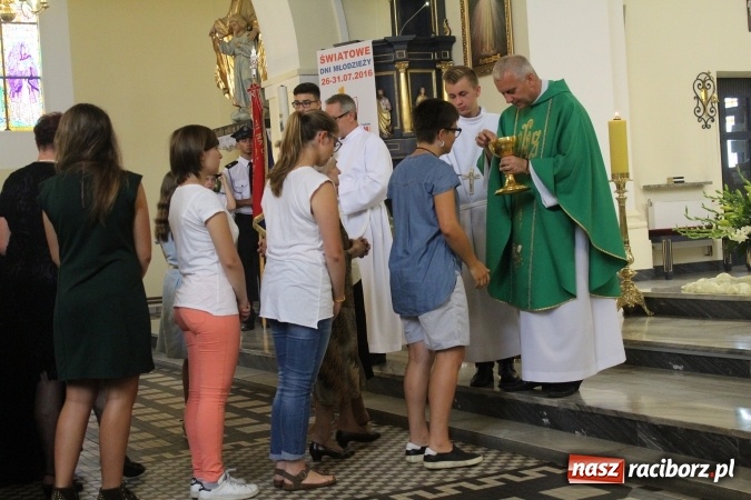 Zdjęcie w galerii na portalu naszraciborz.pl: Światowe Dni Młodzieży. Brzezie gościnne dla pielgrzymów. Proboszcz wygłosił kazanie po włosku wiadomości z regionu
