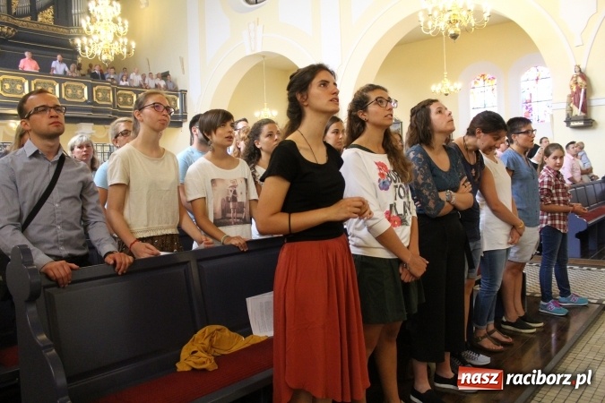 Zdjęcie w galerii na portalu naszraciborz.pl: Światowe Dni Młodzieży. Brzezie gościnne dla pielgrzymów. Proboszcz wygłosił kazanie po włosku wiadomości z regionu