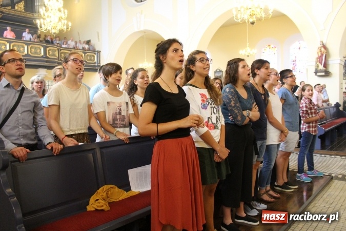 Zdjęcie w galerii na portalu naszraciborz.pl: Światowe Dni Młodzieży. Brzezie gościnne dla pielgrzymów. Proboszcz wygłosił kazanie po włosku wiadomości z regionu