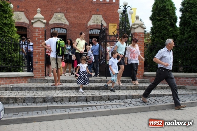 Zdjęcie w galerii na portalu naszraciborz.pl: Światowe Dni Młodzieży. Brzezie gościnne dla pielgrzymów. Proboszcz wygłosił kazanie po włosku wiadomości z regionu
