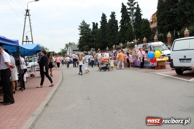 Zdjęcie w galerii na portalu naszraciborz.pl: Światowe Dni Młodzieży. Brzezie gościnne dla pielgrzymów. Proboszcz wygłosił kazanie po włosku wiadomości z regionu