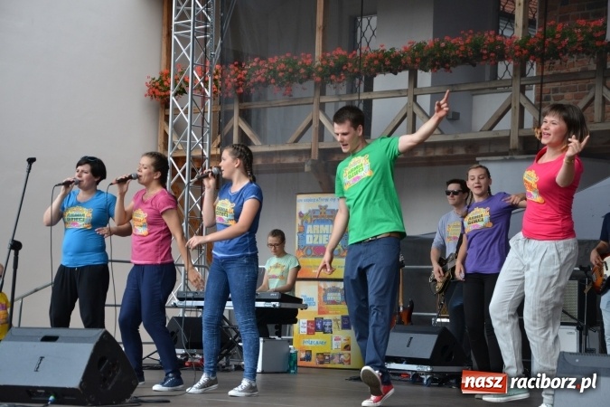 Zdjęcie w galerii na portalu naszraciborz.pl: Światowe Dni Młodzieży na Zamku Piastowskim w Raciborzu - koncertowały Armia Dzieci i Przecinek  wiadomości z regionu