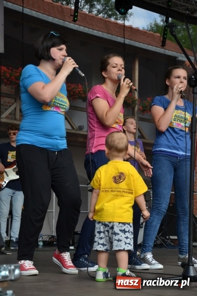 Zdjęcie w galerii na portalu naszraciborz.pl: Światowe Dni Młodzieży na Zamku Piastowskim w Raciborzu - koncertowały Armia Dzieci i Przecinek  wiadomości z regionu