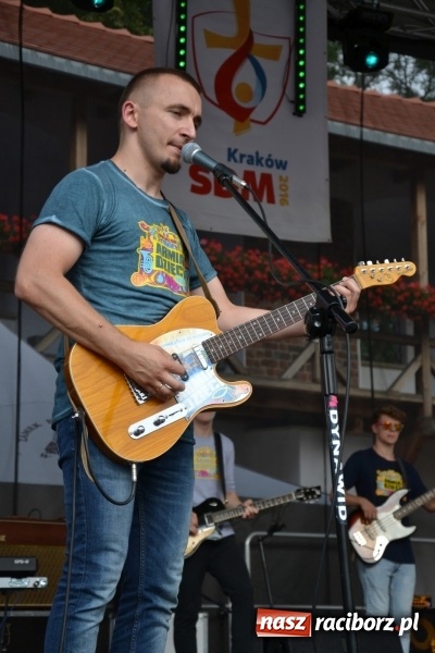 Zdjęcie w galerii na portalu naszraciborz.pl: Światowe Dni Młodzieży na Zamku Piastowskim w Raciborzu - koncertowały Armia Dzieci i Przecinek  wiadomości z regionu