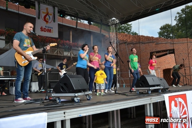 Zdjęcie w galerii na portalu naszraciborz.pl: Światowe Dni Młodzieży na Zamku Piastowskim w Raciborzu - koncertowały Armia Dzieci i Przecinek  wiadomości z regionu