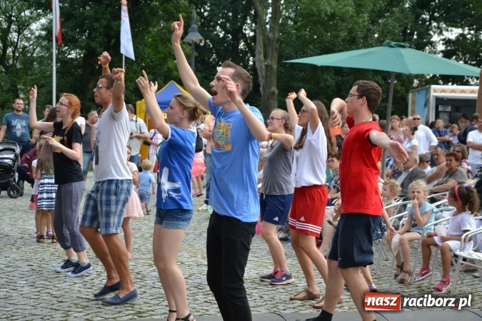 Zdjęcie w galerii na portalu naszraciborz.pl: Światowe Dni Młodzieży na Zamku Piastowskim w Raciborzu - koncertowały Armia Dzieci i Przecinek  wiadomości z regionu