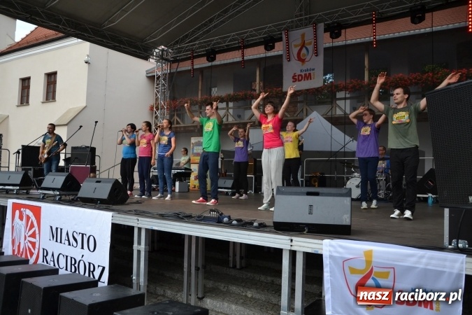 Zdjęcie w galerii na portalu naszraciborz.pl: Światowe Dni Młodzieży na Zamku Piastowskim w Raciborzu - koncertowały Armia Dzieci i Przecinek  wiadomości z regionu