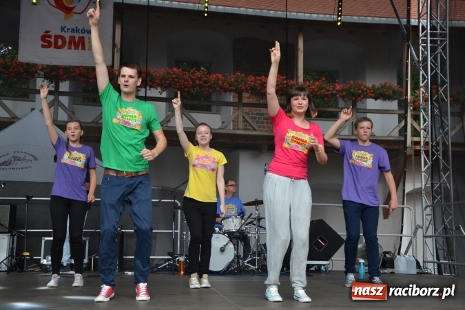 Zdjęcie w galerii na portalu naszraciborz.pl: Światowe Dni Młodzieży na Zamku Piastowskim w Raciborzu - koncertowały Armia Dzieci i Przecinek  wiadomości z regionu