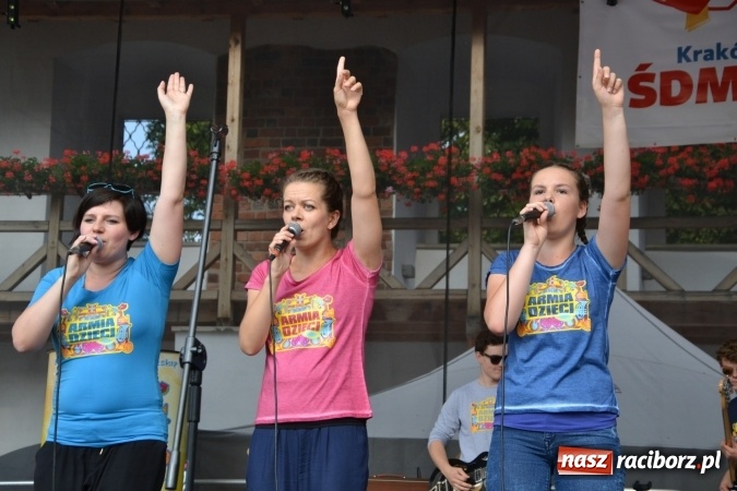 Zdjęcie w galerii na portalu naszraciborz.pl: Światowe Dni Młodzieży na Zamku Piastowskim w Raciborzu - koncertowały Armia Dzieci i Przecinek  wiadomości z regionu