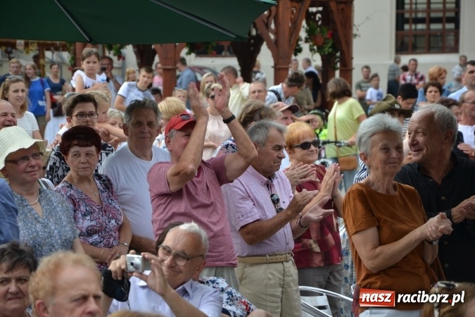 Zdjęcie w galerii na portalu naszraciborz.pl: Światowe Dni Młodzieży na Zamku Piastowskim w Raciborzu - koncertowały Armia Dzieci i Przecinek  wiadomości z regionu
