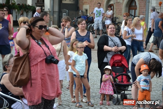 Zdjęcie w galerii na portalu naszraciborz.pl: Światowe Dni Młodzieży na Zamku Piastowskim w Raciborzu - koncertowały Armia Dzieci i Przecinek  wiadomości z regionu
